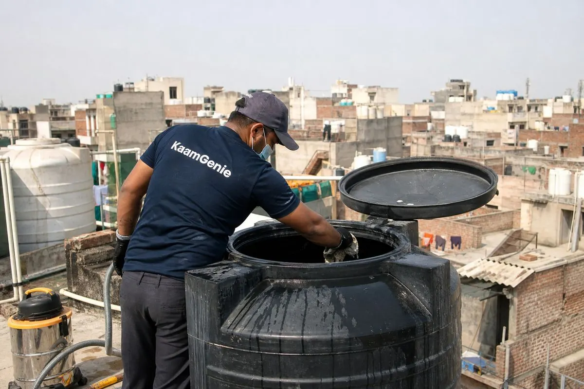 KaamGenie crew cleaning a Sintex / plastic tank in Shiv Vihar, Delhi