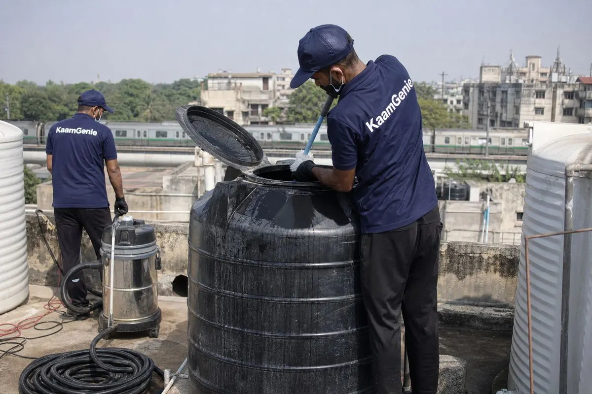 KaamGenie crew cleaning a Sintex / plastic tank in Shivaji Park, Delhi