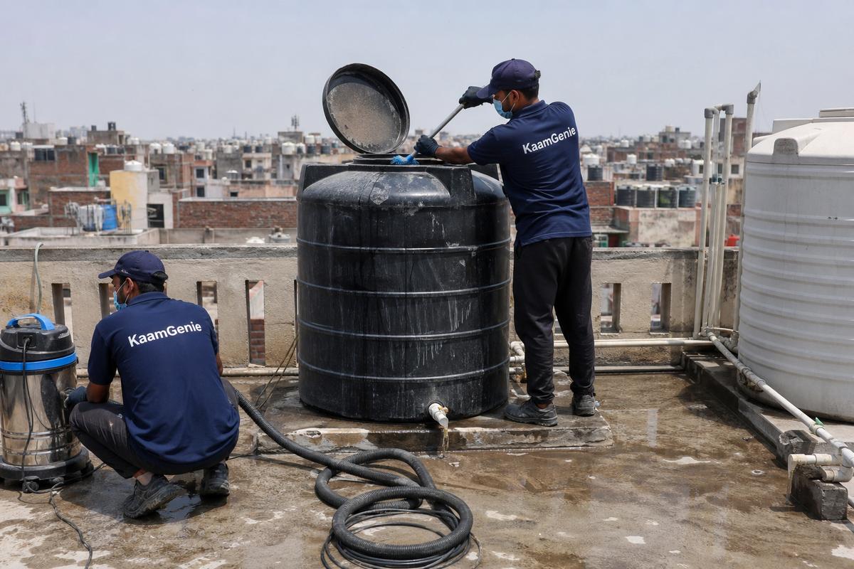 KaamGenie crew cleaning a Sintex / plastic tank in Sitapuri, Delhi