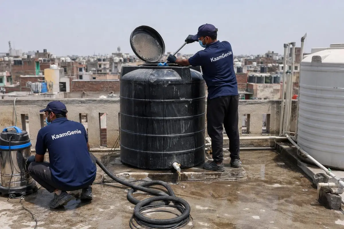 KaamGenie crew cleaning a Sintex / plastic tank in Sitapuri, Delhi