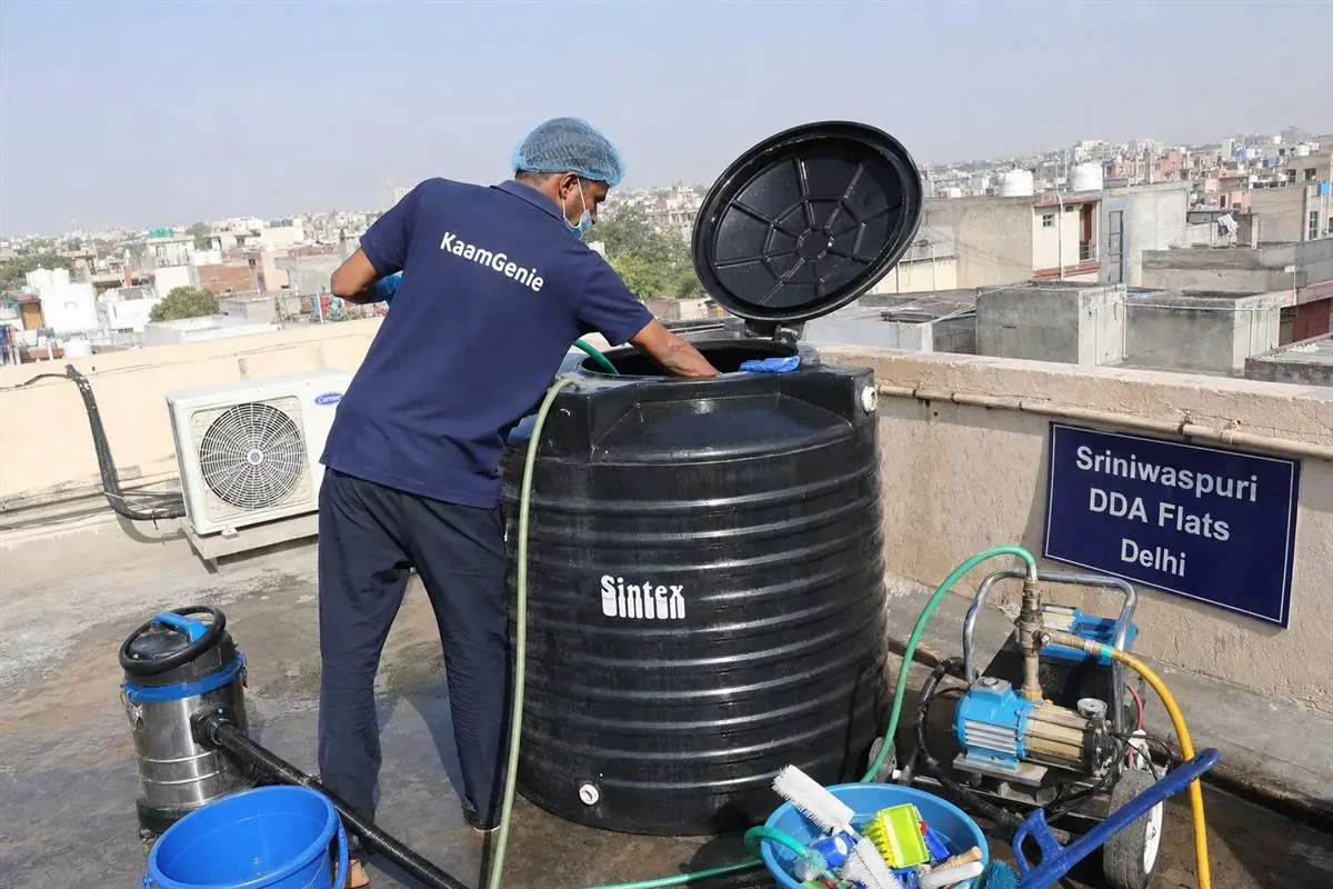 KaamGenie crew cleaning a Sintex / plastic tank in Sriniwaspuri, Delhi