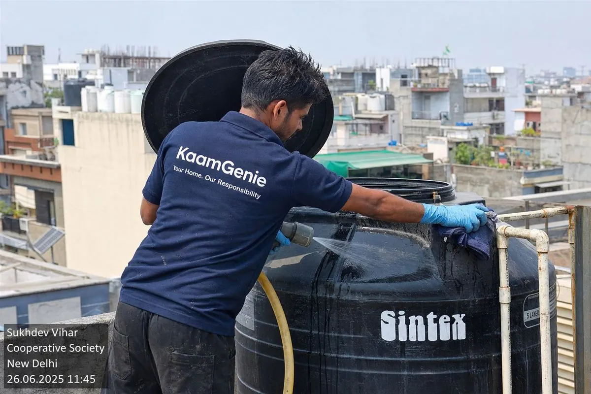 KaamGenie crew cleaning a Sintex / plastic tank in Sukhdev Vihar, Delhi