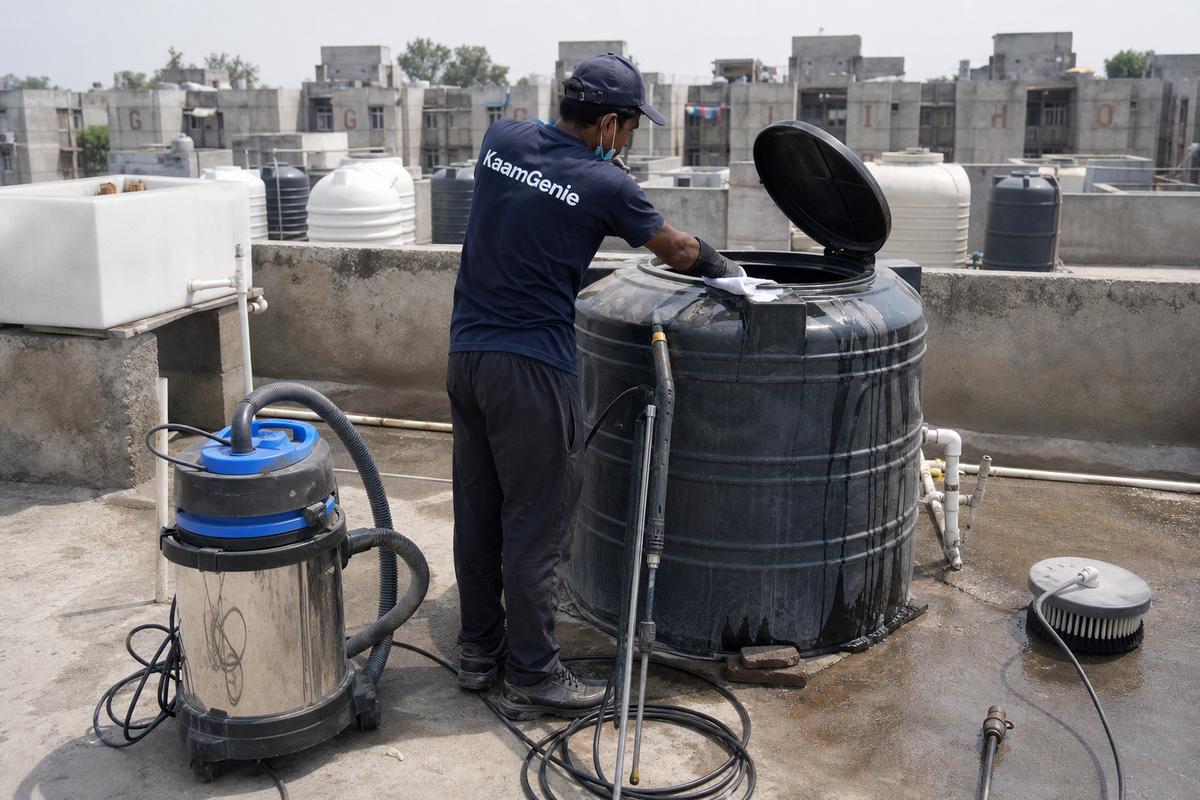 KaamGenie crew cleaning a Sintex / plastic tank in Sultanpuri, Delhi