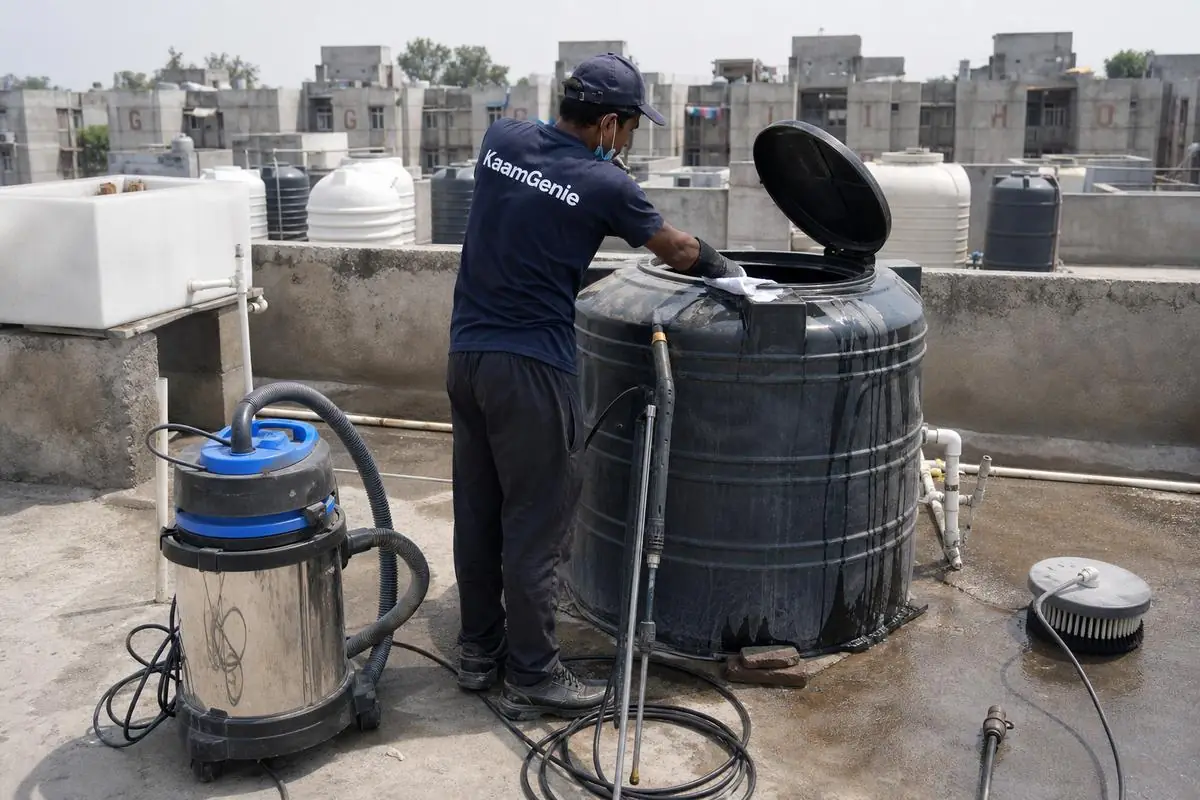 KaamGenie crew cleaning a Sintex / plastic tank in Sultanpuri, Delhi