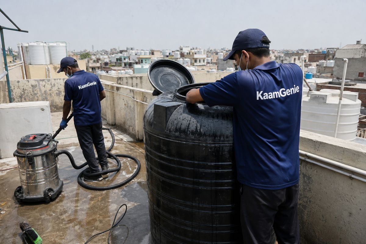 KaamGenie crew cleaning a Sintex / plastic tank in Sunder Vihar, Delhi
