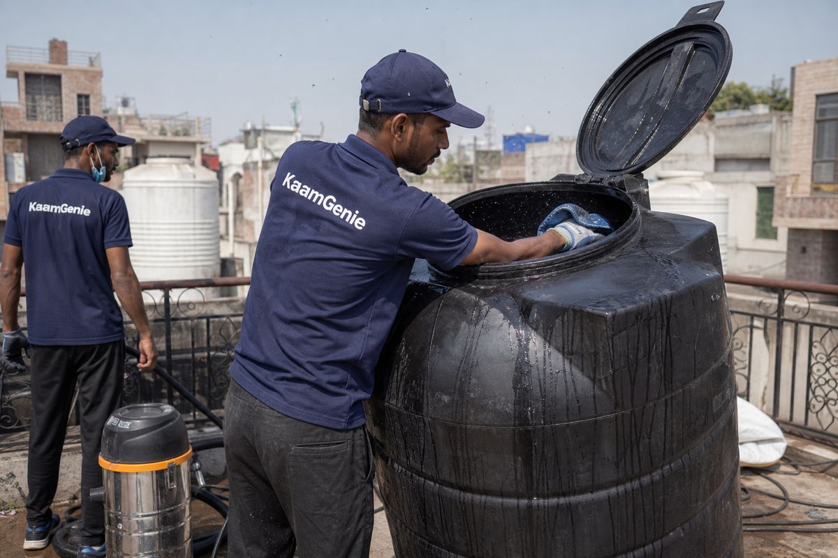 KaamGenie crew cleaning a Sintex / plastic tank in Taimoor Nagar, Delhi