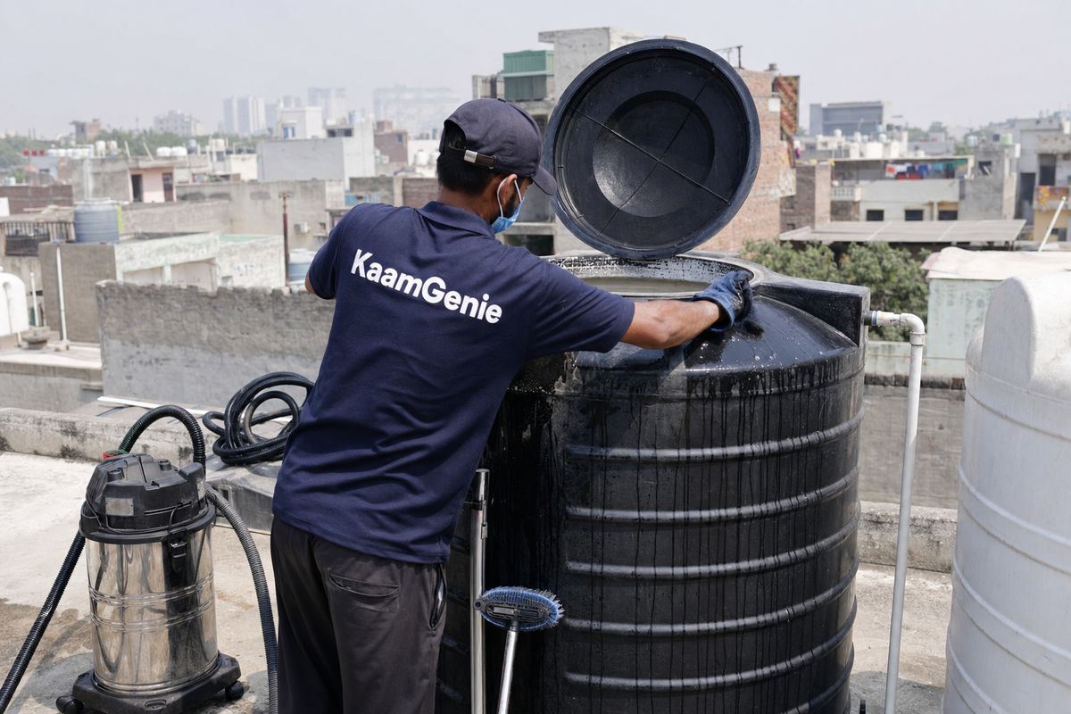 KaamGenie crew cleaning a Sintex / plastic tank in Tehkhand, Delhi