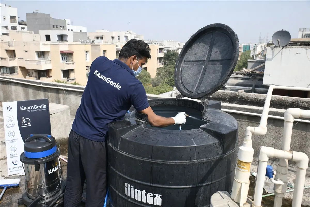 KaamGenie crew cleaning a Sintex / plastic tank in Vasant Kunj, Delhi