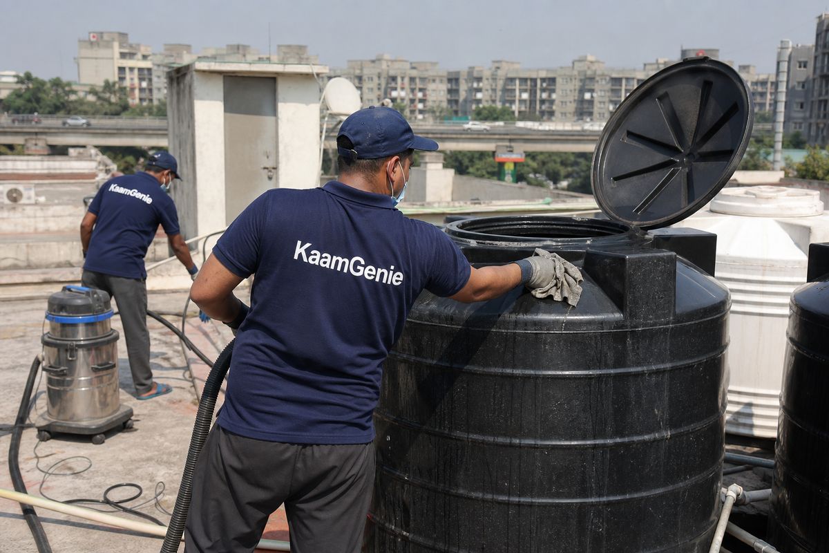KaamGenie crew cleaning a Sintex / plastic tank in Vikaspuri, Delhi