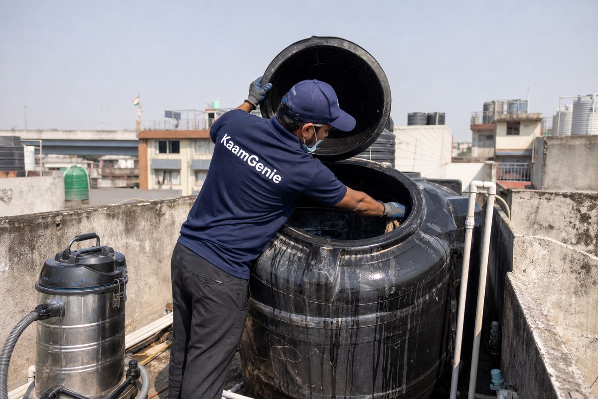 KaamGenie crew cleaning a Sintex / plastic tank in Vikram Vihar, Delhi