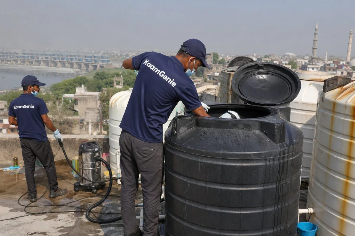 KaamGenie crew cleaning a Sintex / plastic tank in Wazirabad, Delhi