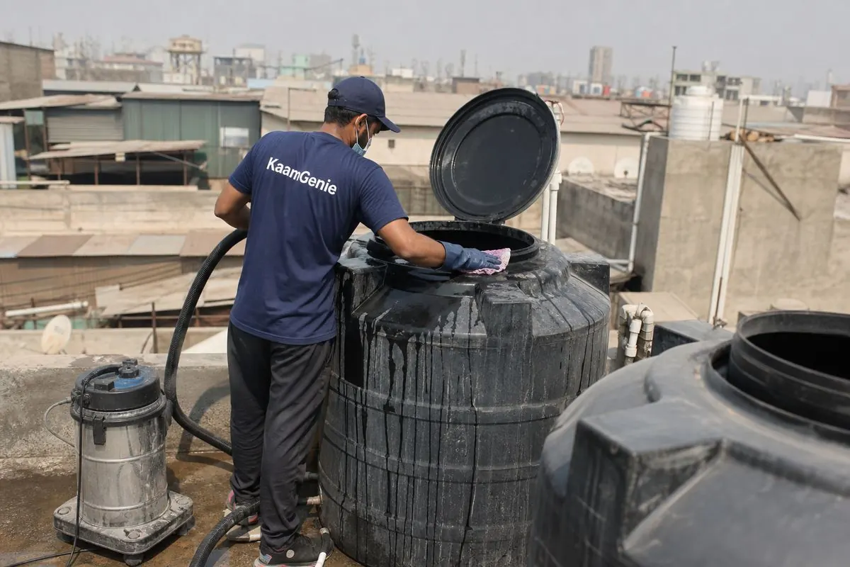KaamGenie crew cleaning a Sintex / plastic tank in Wazirpur, Delhi