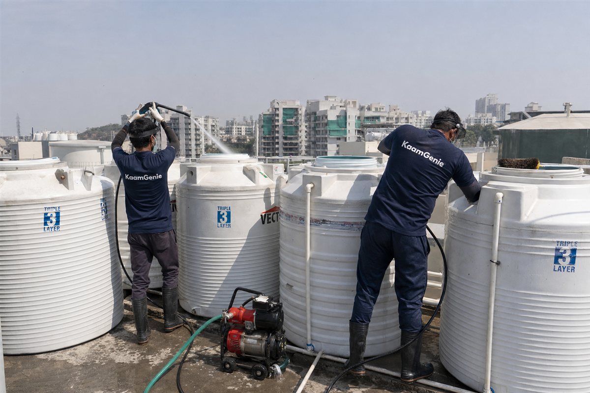 KaamGenie crew cleaning a society water tank in Alaknanda, Delhi