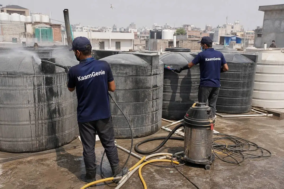 KaamGenie crew cleaning a society water tank in Amar Colony, Delhi
