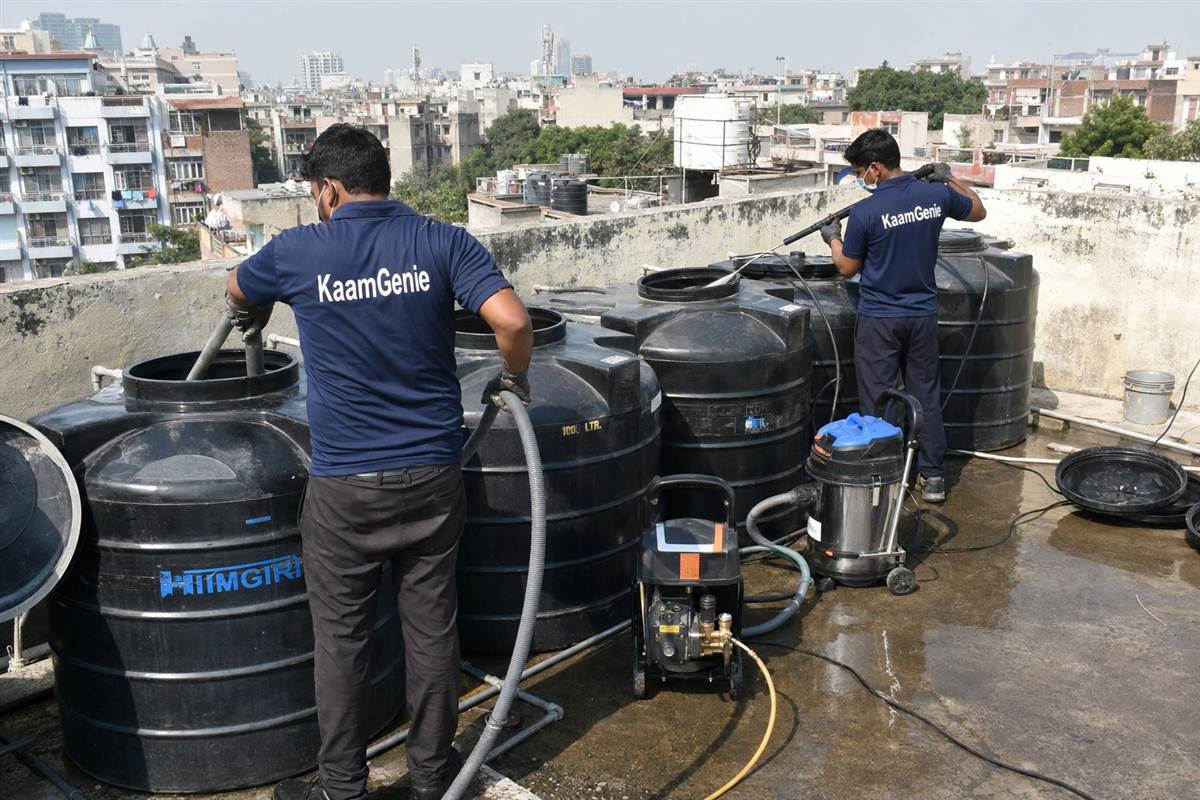 KaamGenie crew cleaning a society water tank in Andrewsganj, Delhi
