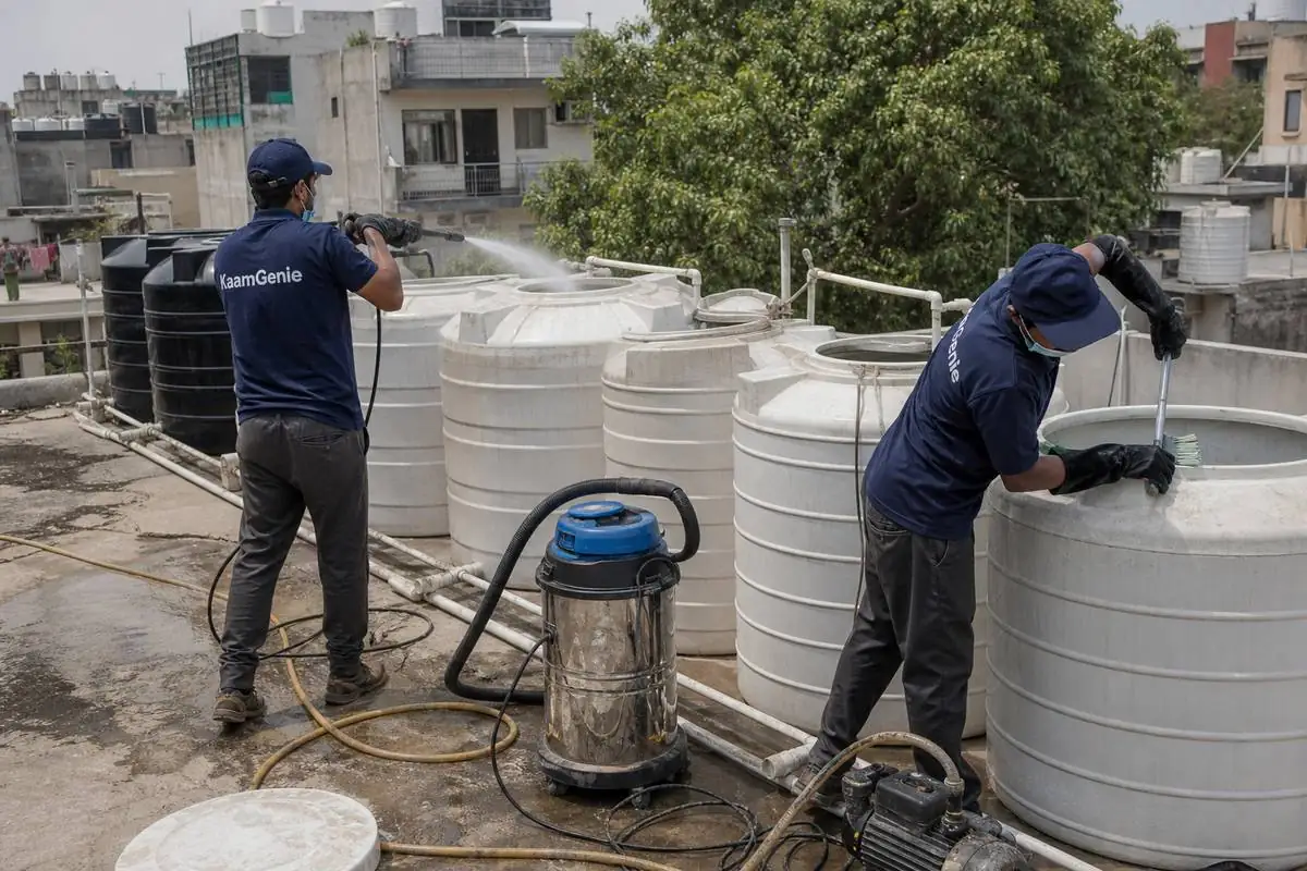 KaamGenie crew cleaning a society water tank in Bali Nagar, Delhi