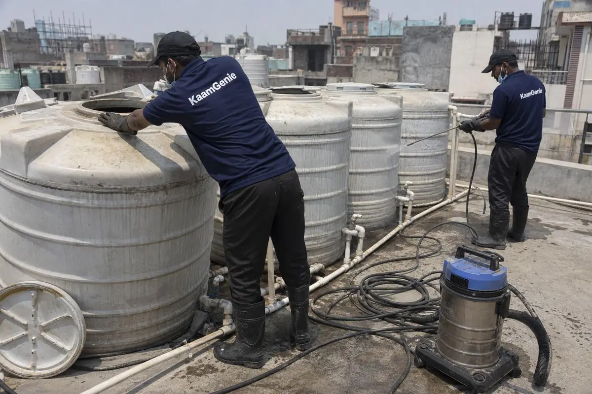 KaamGenie crew cleaning a society water tank in Baratooti (Sadar Bazar), Delhi