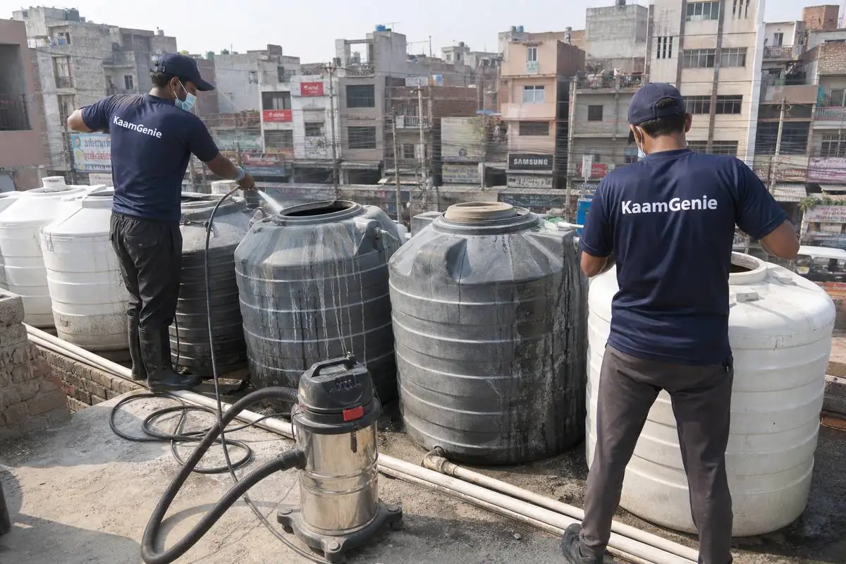 KaamGenie crew cleaning a society water tank in Bhajanpura, Delhi