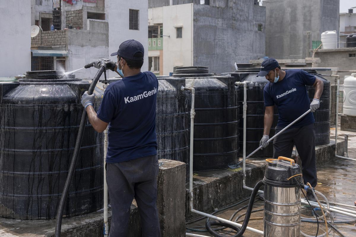 KaamGenie crew cleaning a society water tank in Bindapur, Delhi