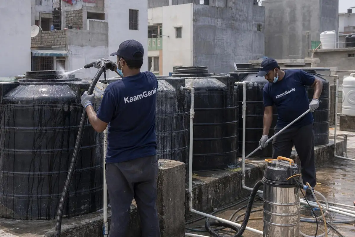 KaamGenie crew cleaning a society water tank in Bindapur, Delhi