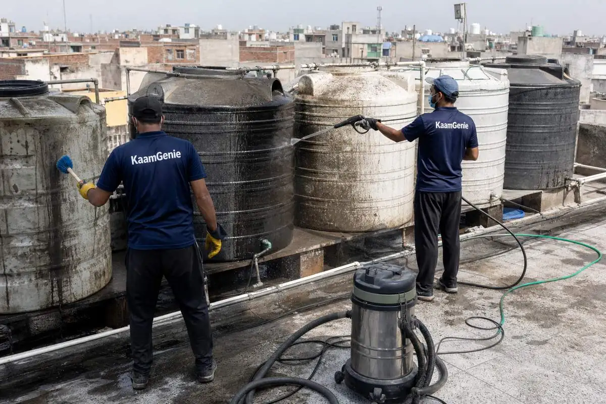 KaamGenie crew cleaning a society water tank in Brahampuri, Delhi