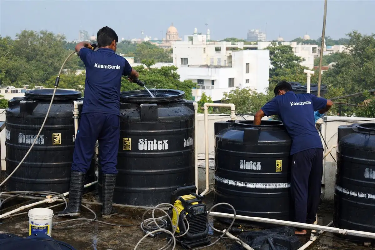 KaamGenie crew cleaning a society water tank in Chanakyapuri, Delhi