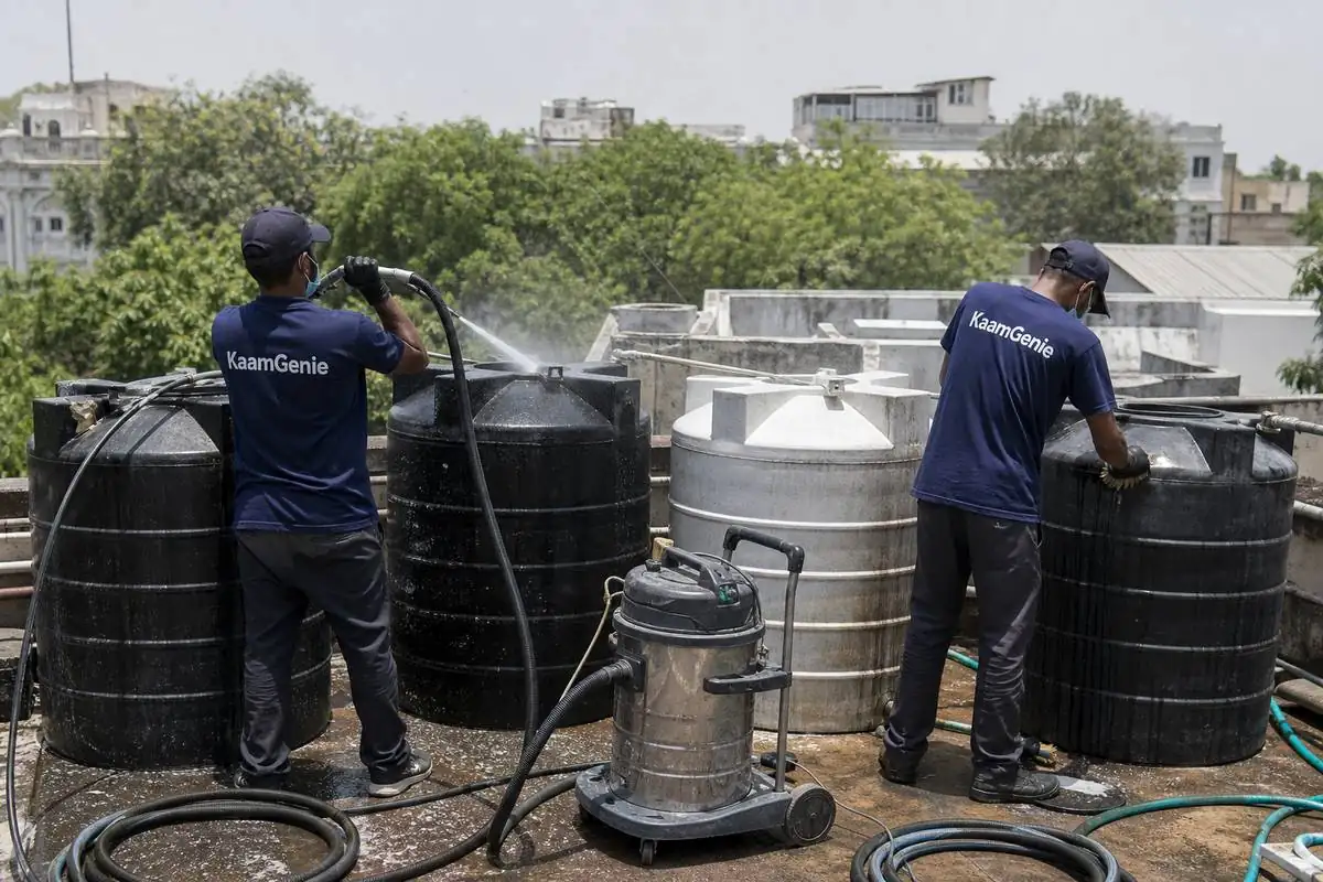 KaamGenie crew cleaning a society water tank in Civil Lines, Delhi