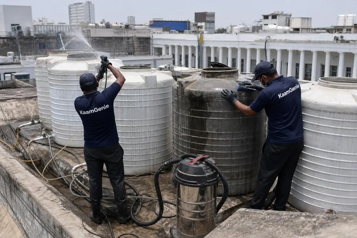 KaamGenie crew cleaning a society water tank in Connaught Place, Delhi