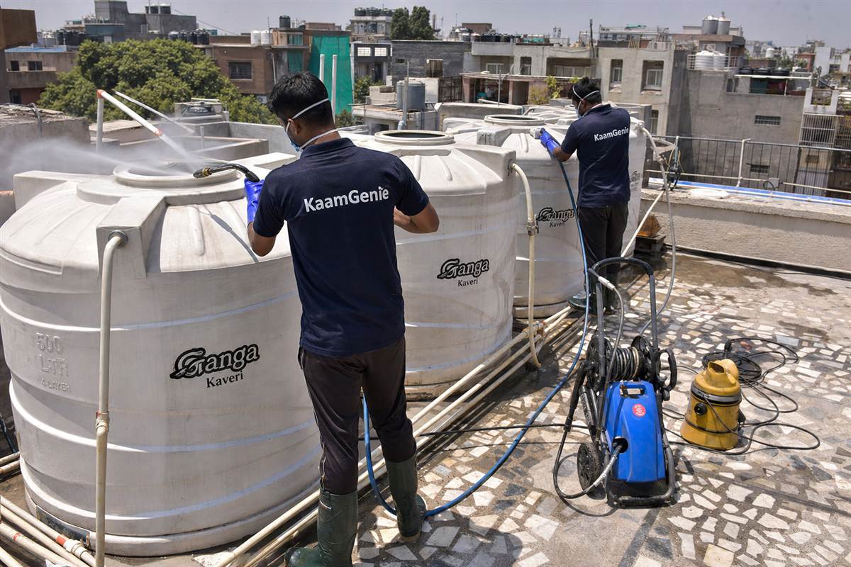 KaamGenie crew cleaning a society water tank in CR Park, Delhi