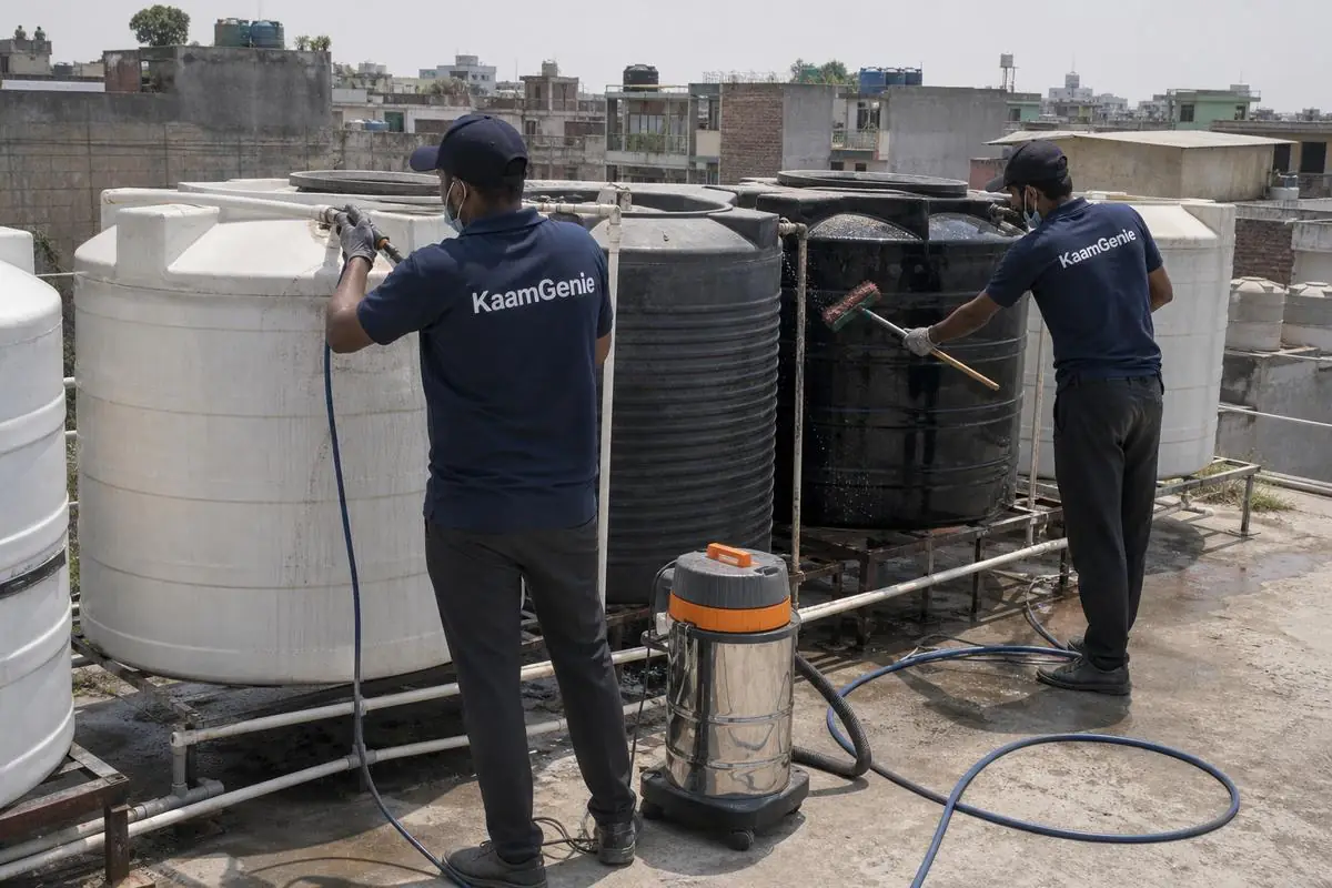 KaamGenie crew cleaning a society water tank in Dashrath Puri, Delhi