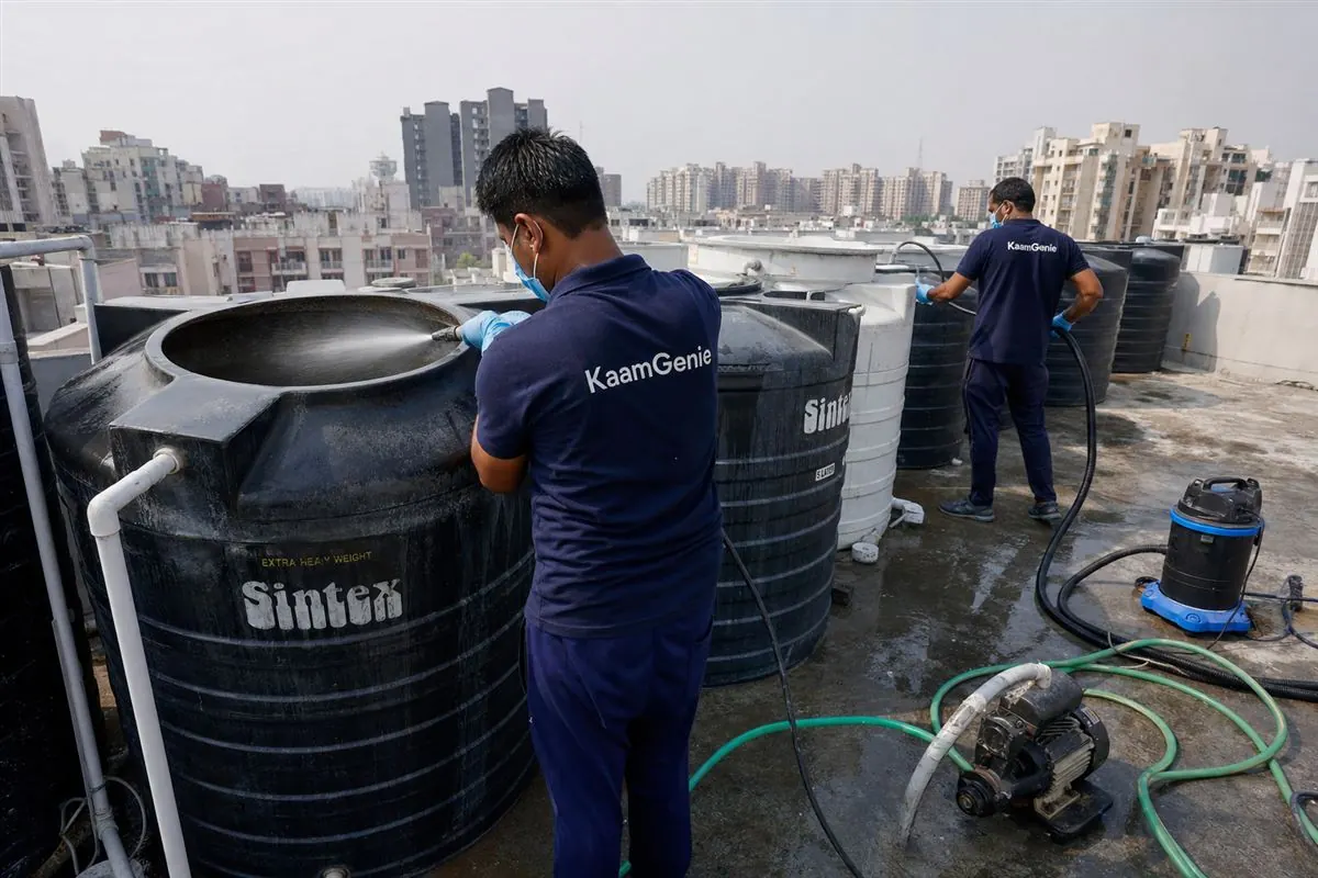 KaamGenie crew cleaning a society water tank in Dwarka, Delhi