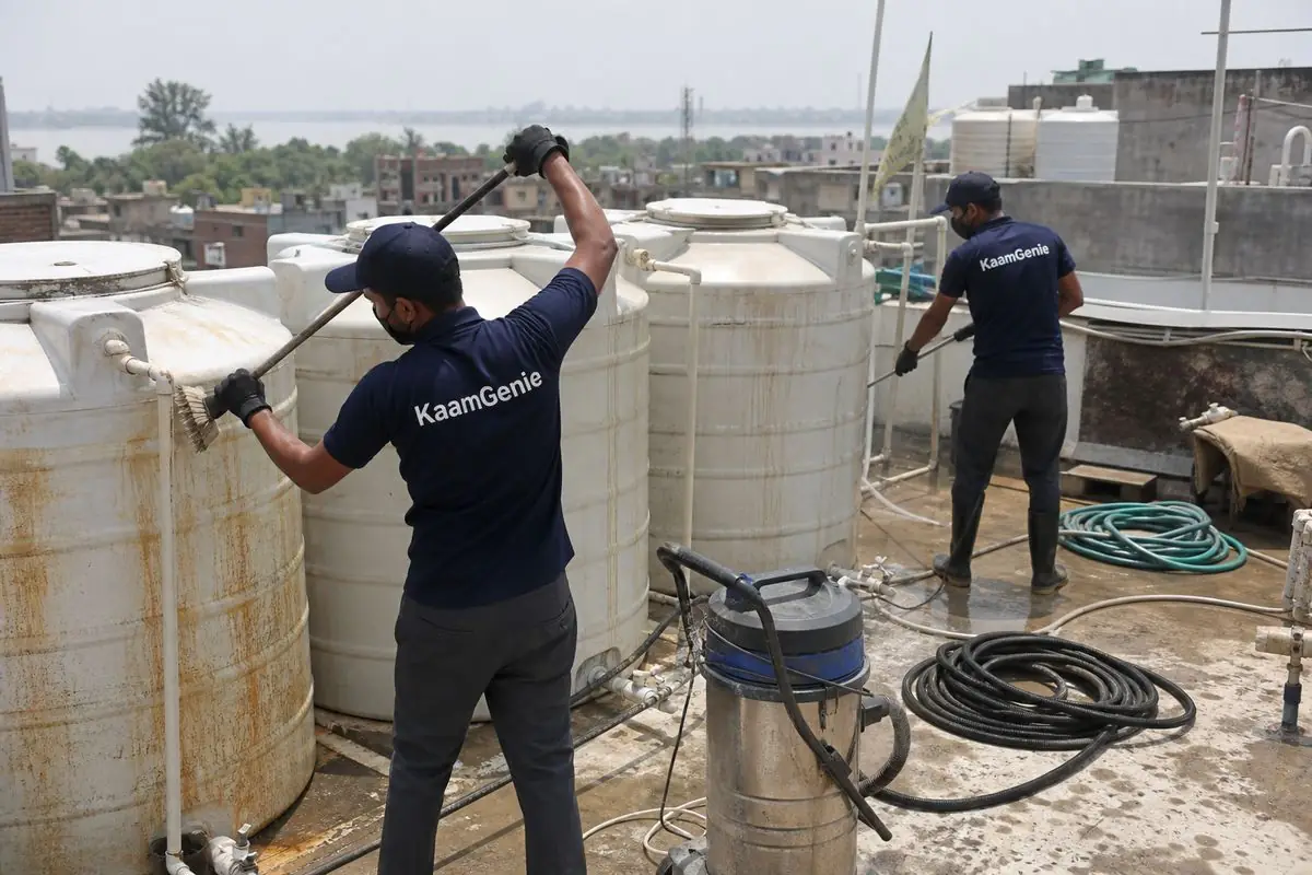 KaamGenie crew cleaning a society water tank in Garhi Mandu, Delhi