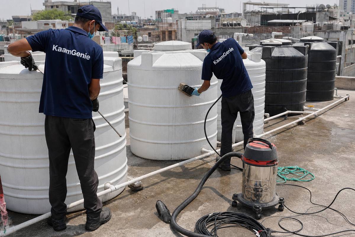 KaamGenie crew cleaning a society water tank in Gautam Nagar, Delhi