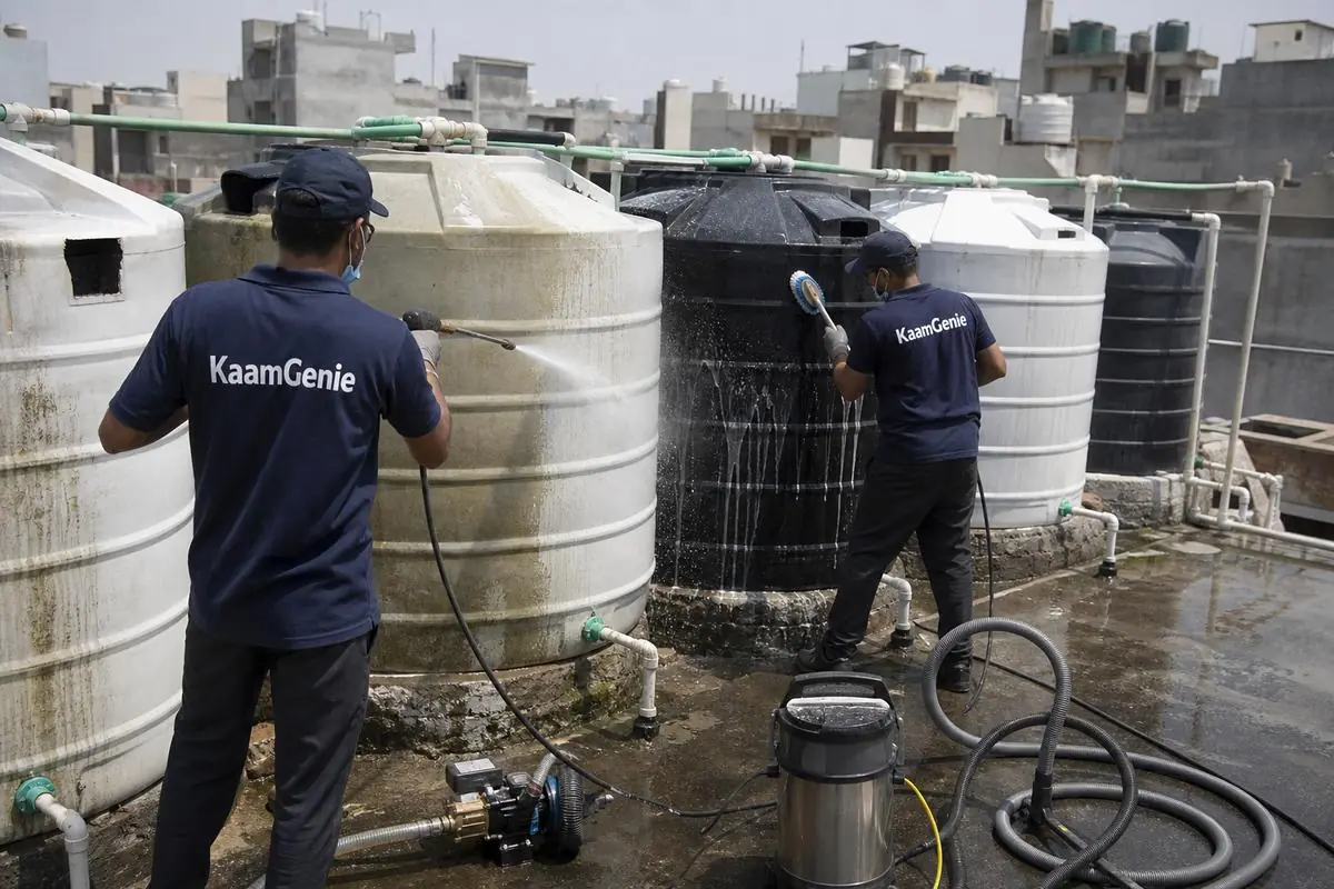 KaamGenie crew cleaning a society water tank in Gujranwala Colony (Kingsway Camp), Delhi