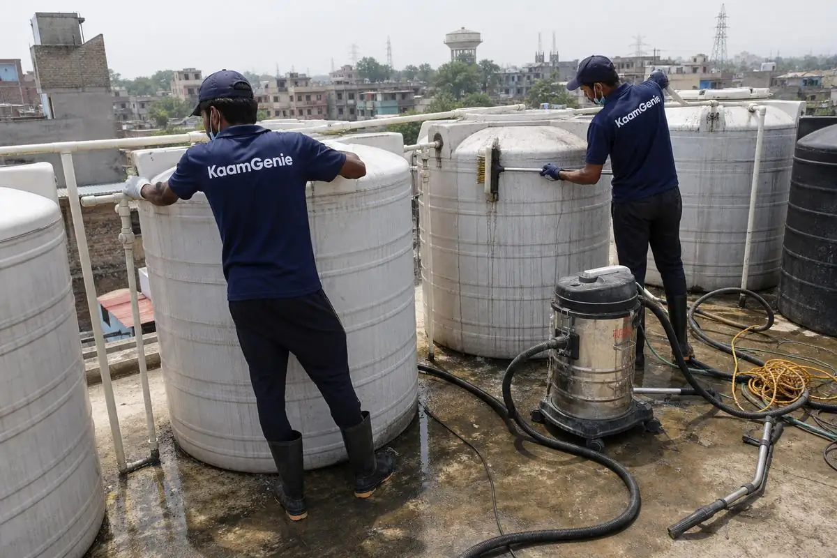 KaamGenie crew cleaning a society water tank in Haiderpur, Delhi