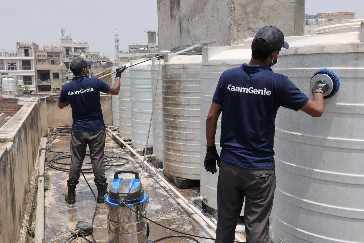 KaamGenie crew cleaning a society water tank in Haji Colony, Delhi