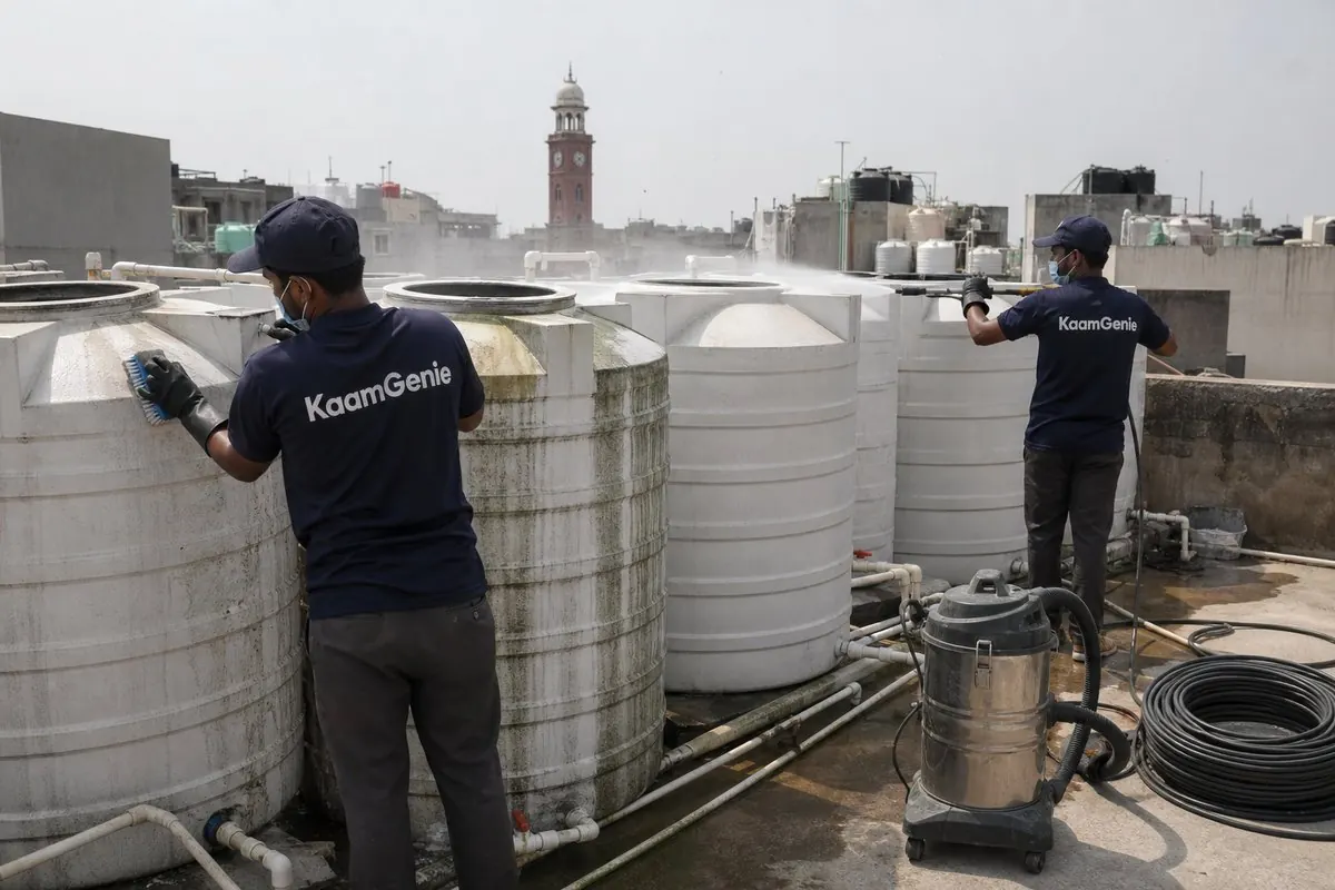 KaamGenie crew cleaning a society water tank in Hari Nagar, Delhi