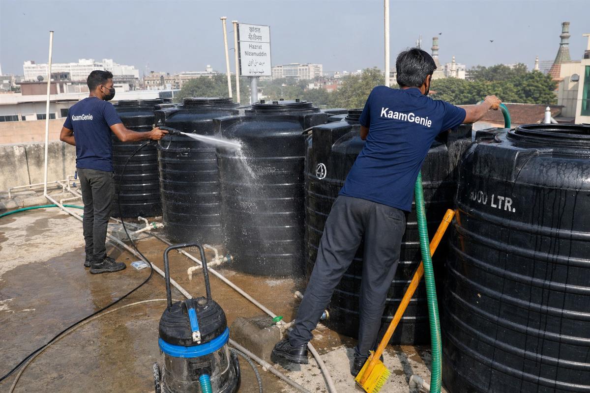 KaamGenie crew cleaning a society water tank in Hazrat Nizamuddin, Delhi