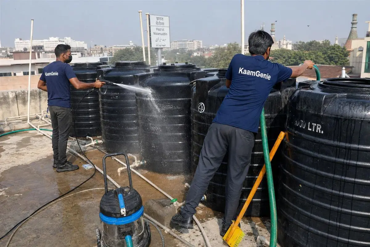 KaamGenie crew cleaning a society water tank in Hazrat Nizamuddin, Delhi