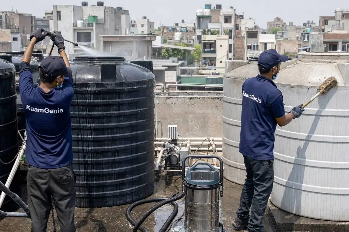 KaamGenie crew cleaning a society water tank in Katwaria Sarai, Delhi