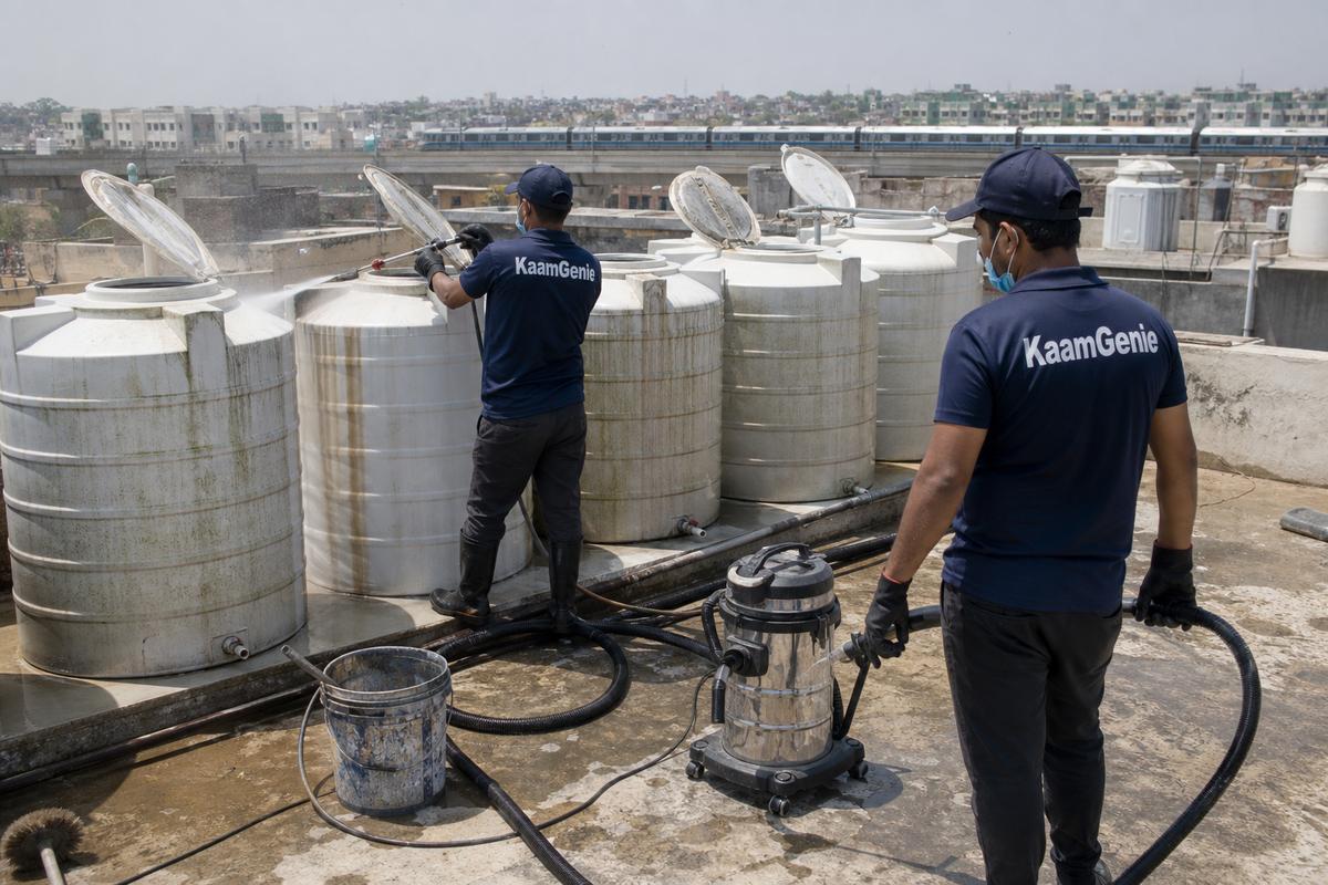 KaamGenie crew cleaning a society water tank in Keshavpuram, Delhi
