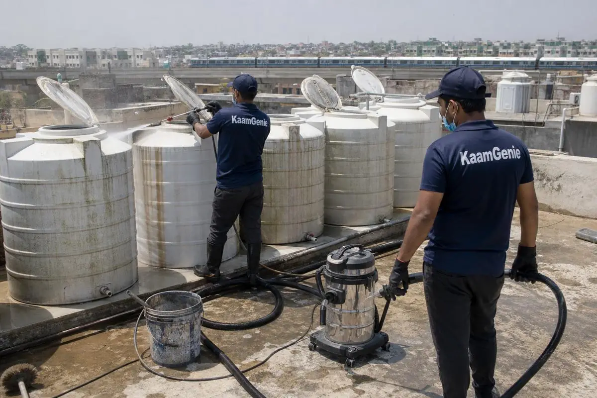 KaamGenie crew cleaning a society water tank in Keshavpuram, Delhi