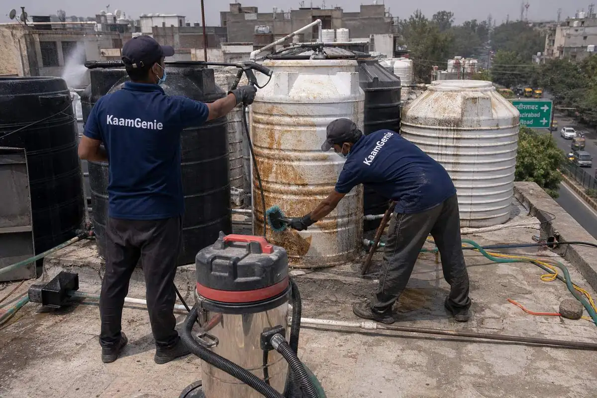 KaamGenie crew cleaning a society water tank in Khajoori Khas, Delhi