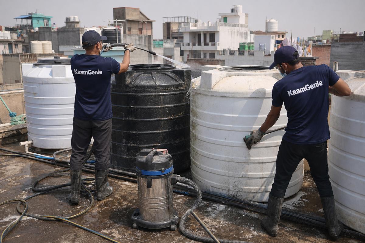 KaamGenie crew cleaning a society water tank in Khichripur, Delhi