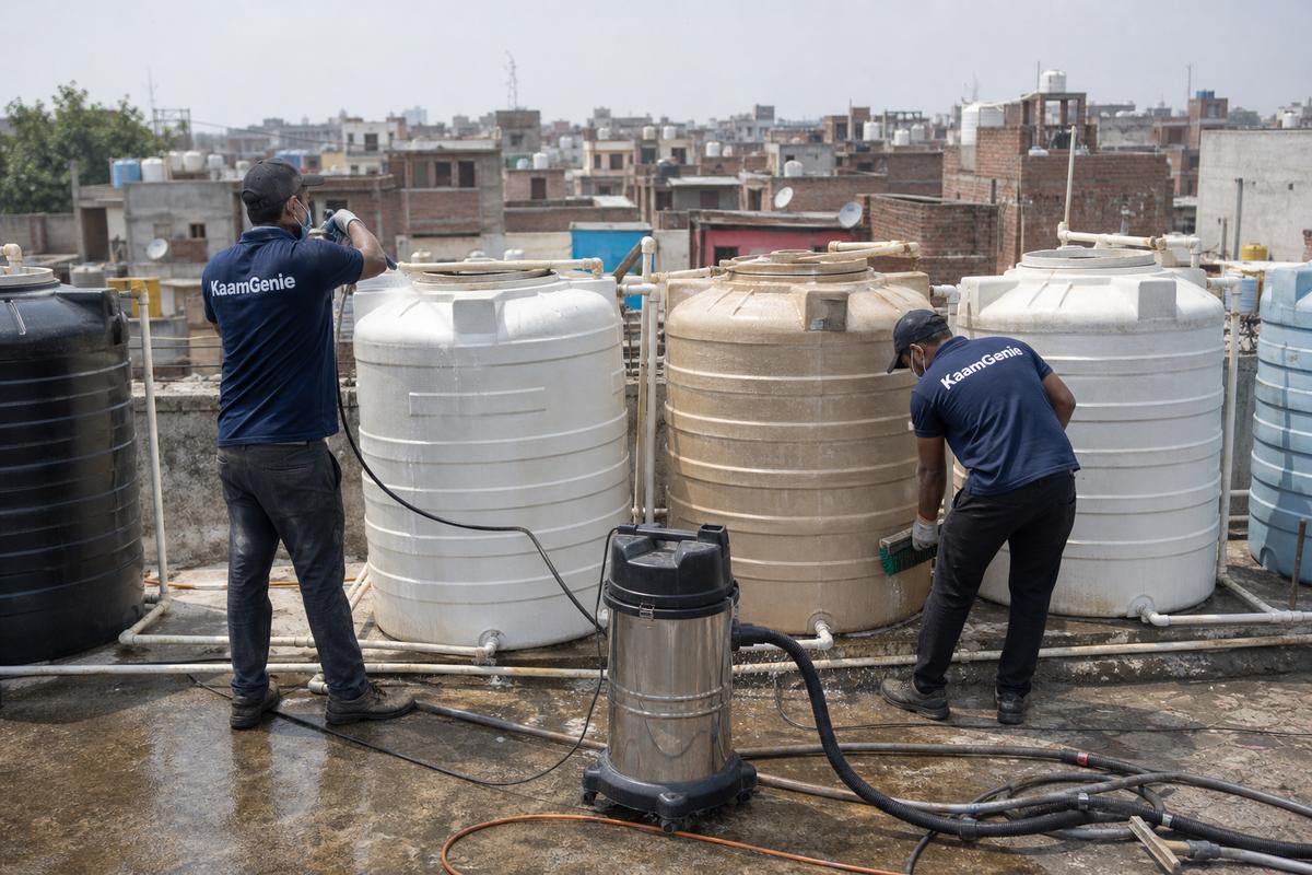 KaamGenie crew cleaning a society water tank in Kondli, Delhi