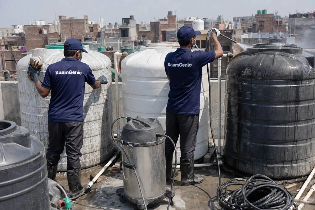 KaamGenie crew cleaning a society water tank in Mahabir Nagar, Delhi