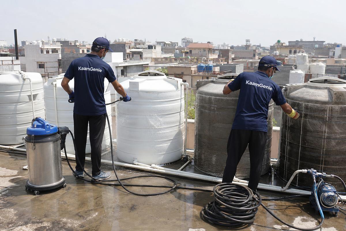 KaamGenie crew cleaning a society water tank in Mansarovar Garden, Delhi