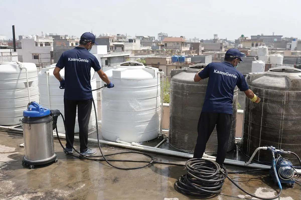 KaamGenie crew cleaning a society water tank in Mansarovar Garden, Delhi