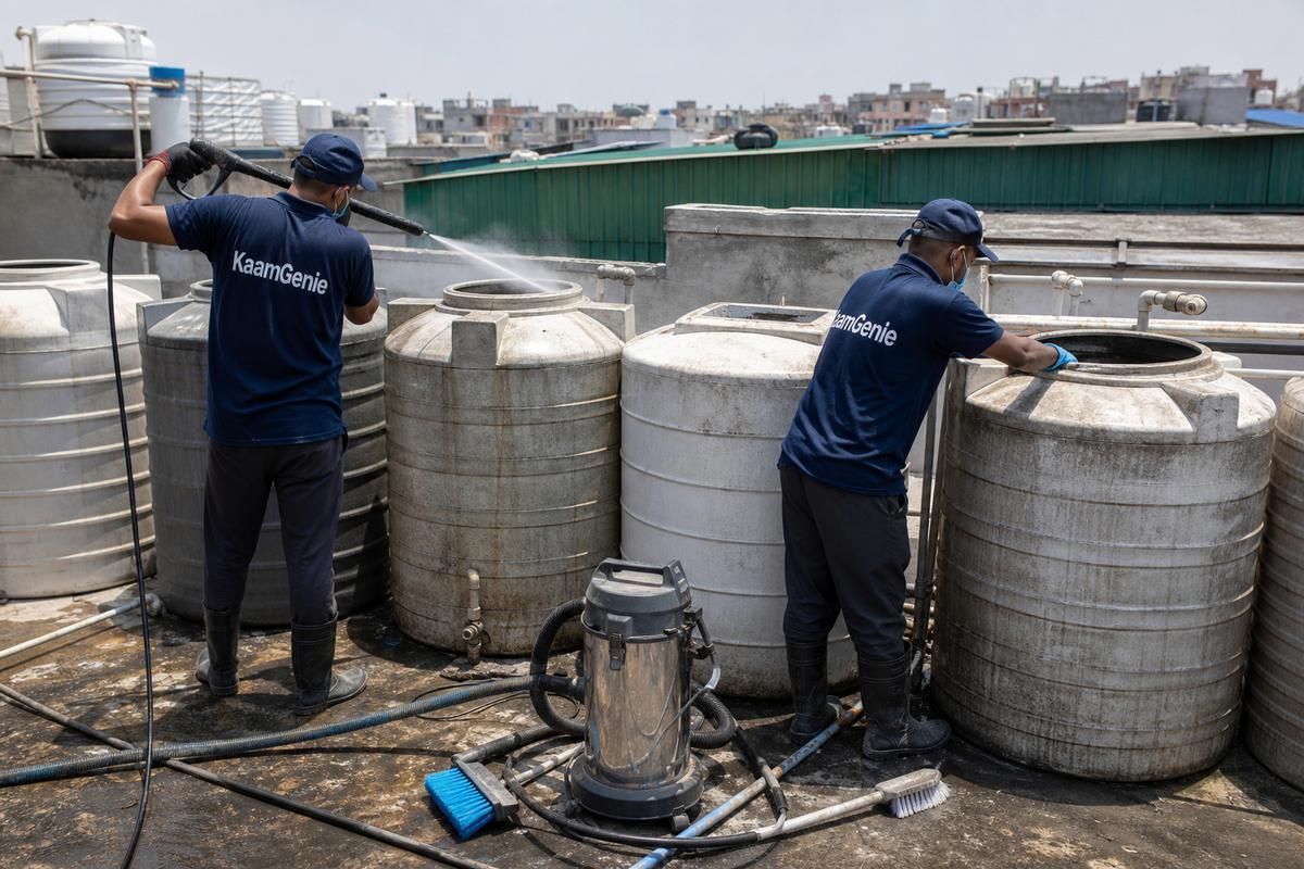 KaamGenie crew cleaning a society water tank in Mayapuri, Delhi