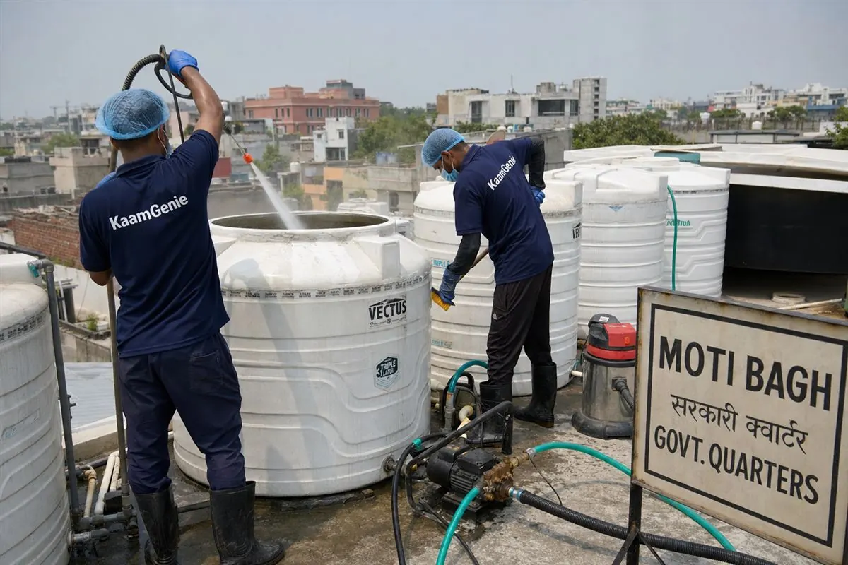 KaamGenie crew cleaning a society water tank in Moti Bagh, Delhi